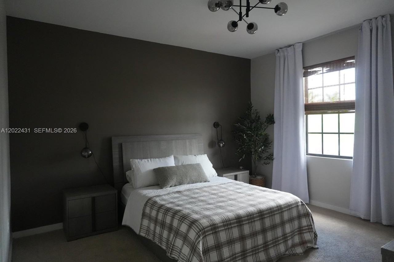 696 Nw 6th St - Photo 5 of 14