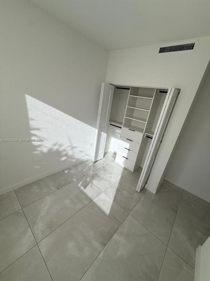 419 Nw 13th Ct #1 - Photo 5 of 7