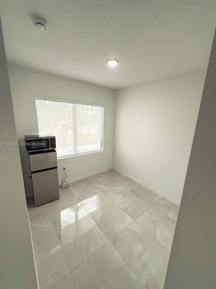 419 Nw 13th Ct #1 - Photo 6 of 7