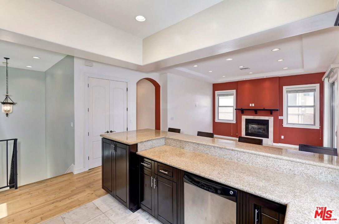 2027 Butler Ave - Photo 5 of 8
