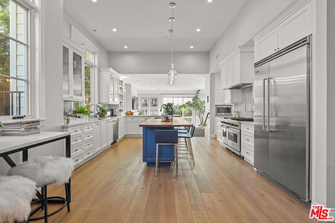 832 Las Lomas Ave - Photo 3 of 8