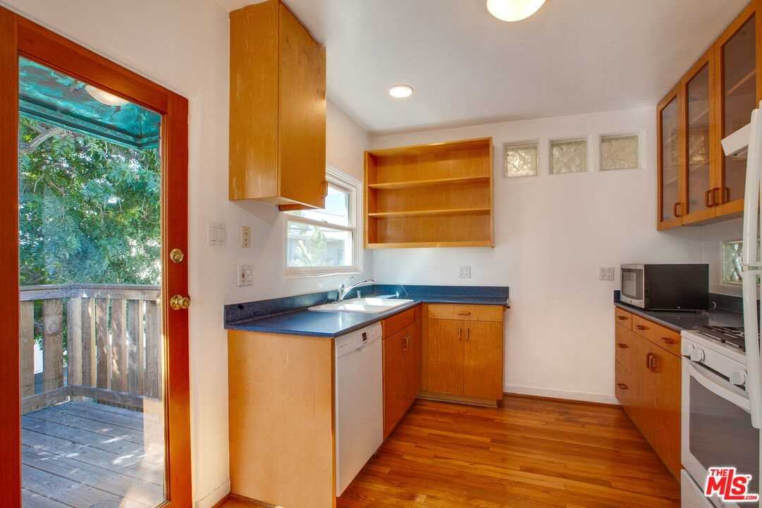 2534 7th St #4 - Photo 3 of 8