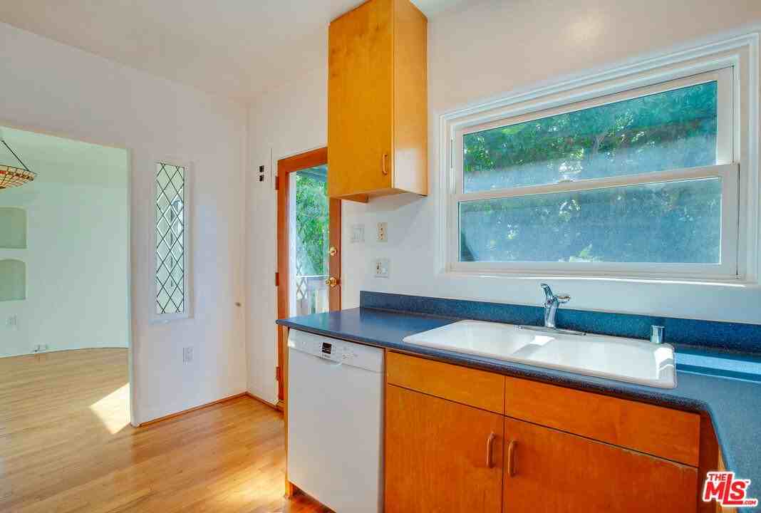 2534 7th St #4 - Photo 4 of 8