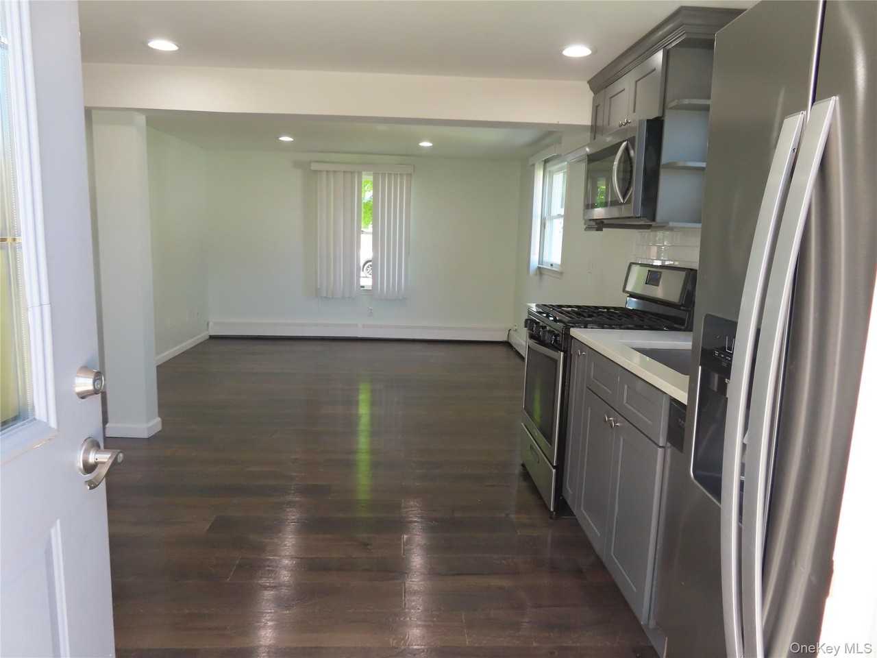 94 Neptune Ave - Photo 4 of 12