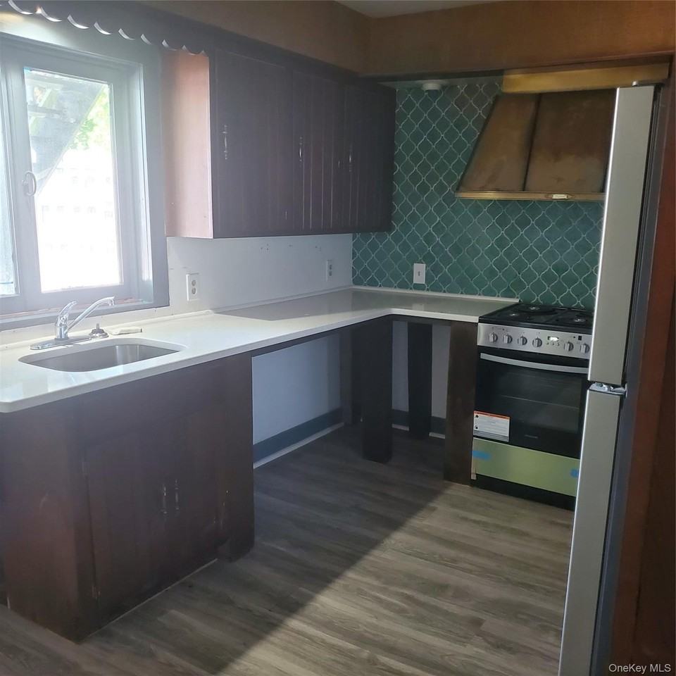 111 Vineyard Ave Apt B #111B - Photo 3 of 9