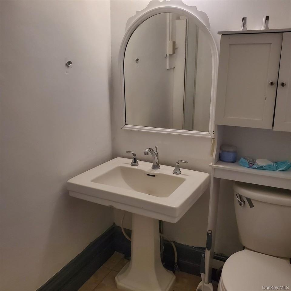 111 Vineyard Ave Apt B #111B - Photo 6 of 9