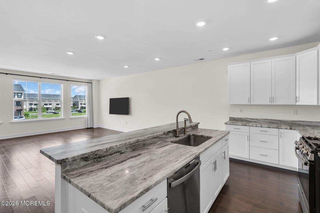 54 Midway Rd - Photo 6 of 33