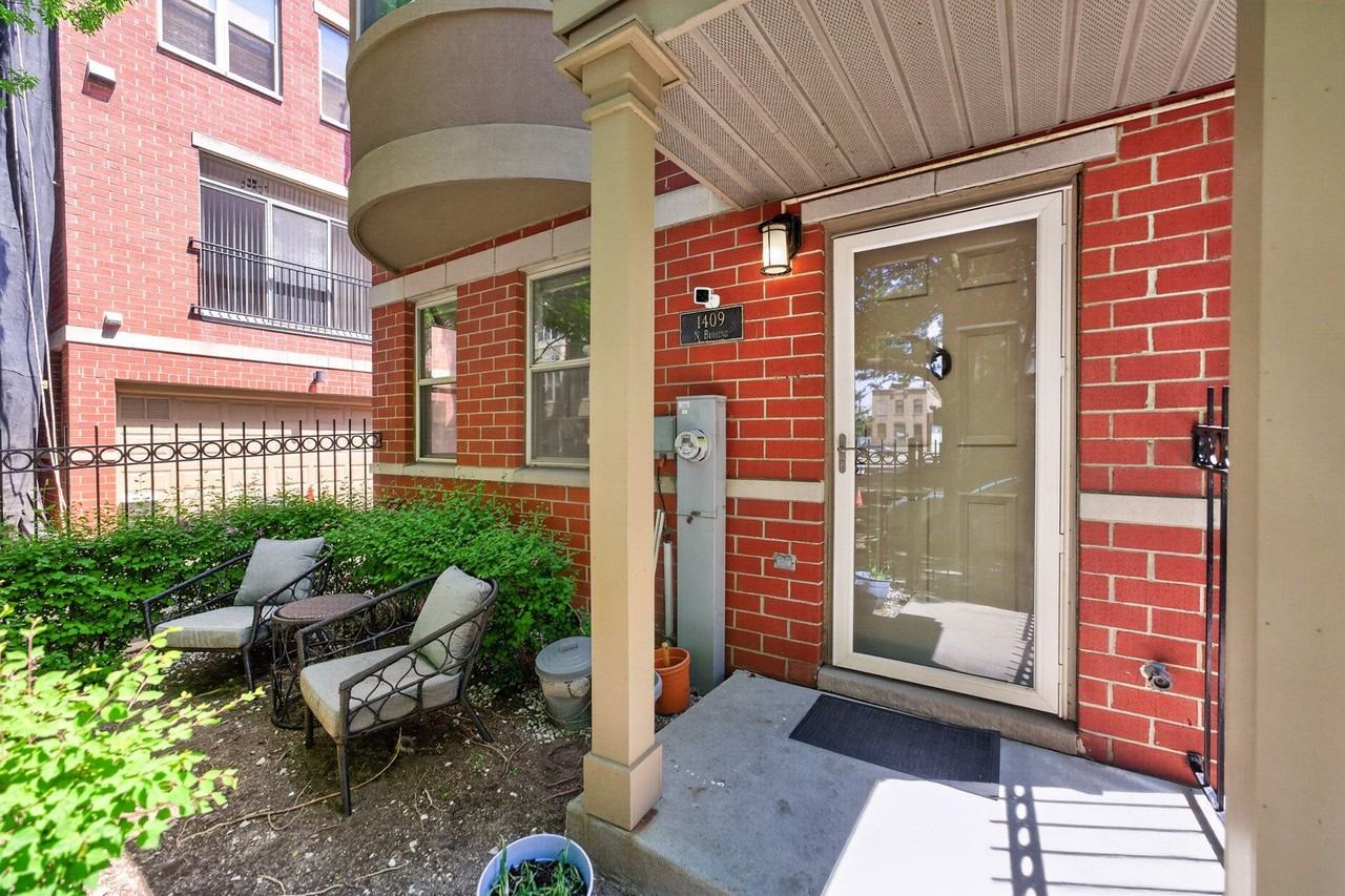 1409 N Burling St - Photo 3 of 32