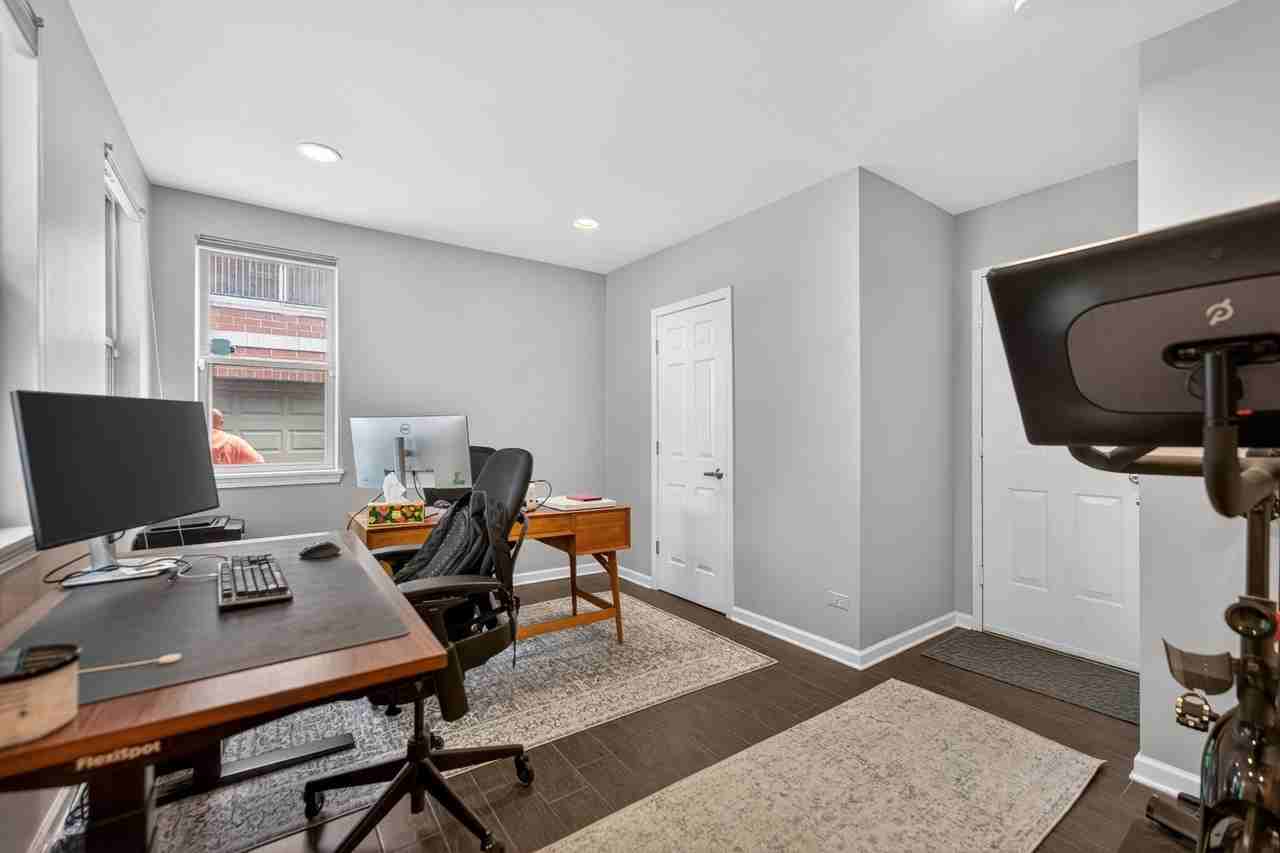 1409 N Burling St - Photo 5 of 32
