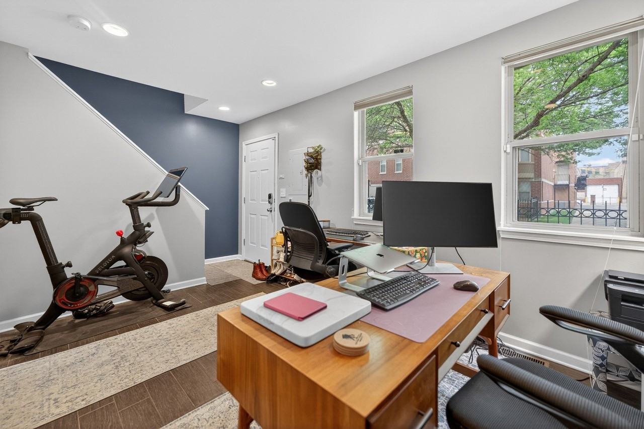 1409 N Burling St - Photo 6 of 32