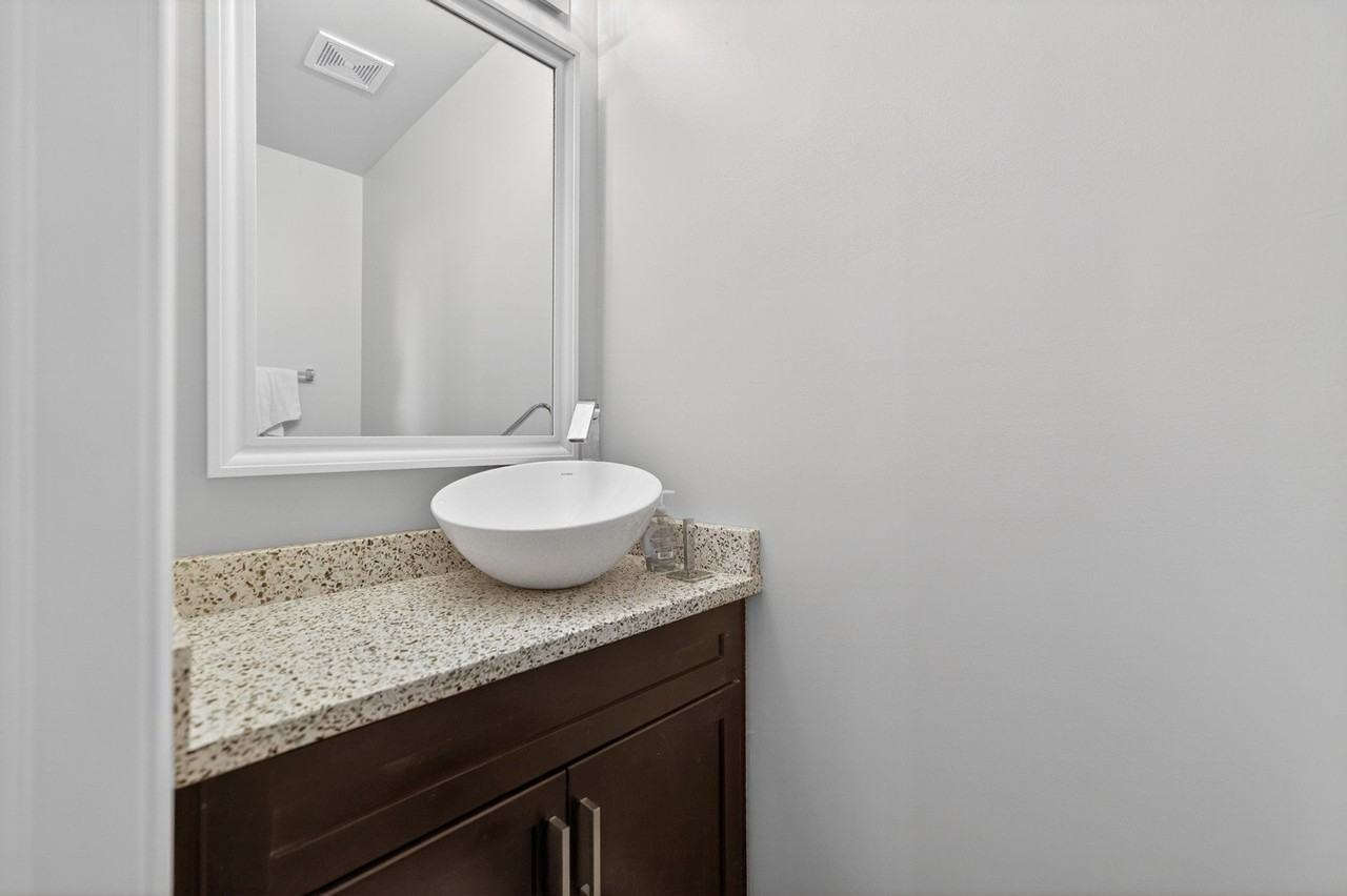 1409 N Burling St - Photo 7 of 32