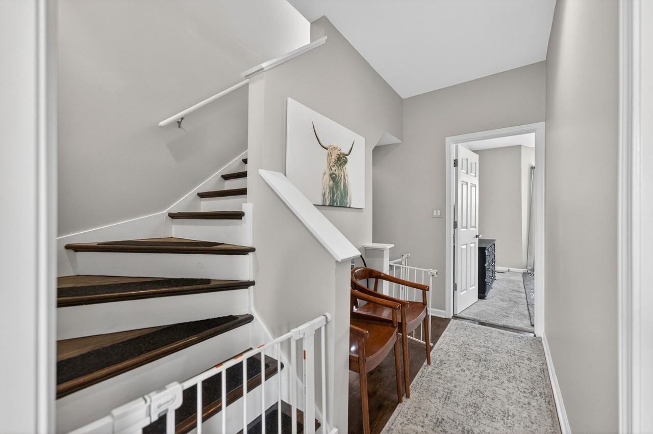 1409 N Burling St - Photo 4 of 32