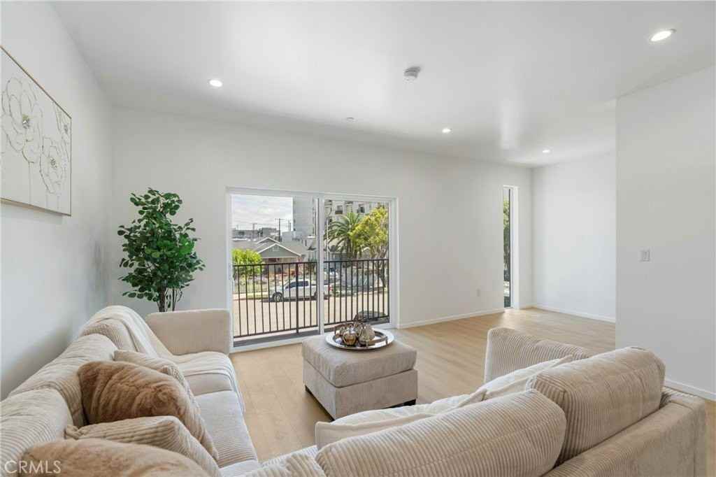 2517 Alsace Ave #1-2 - Photo 6 of 24