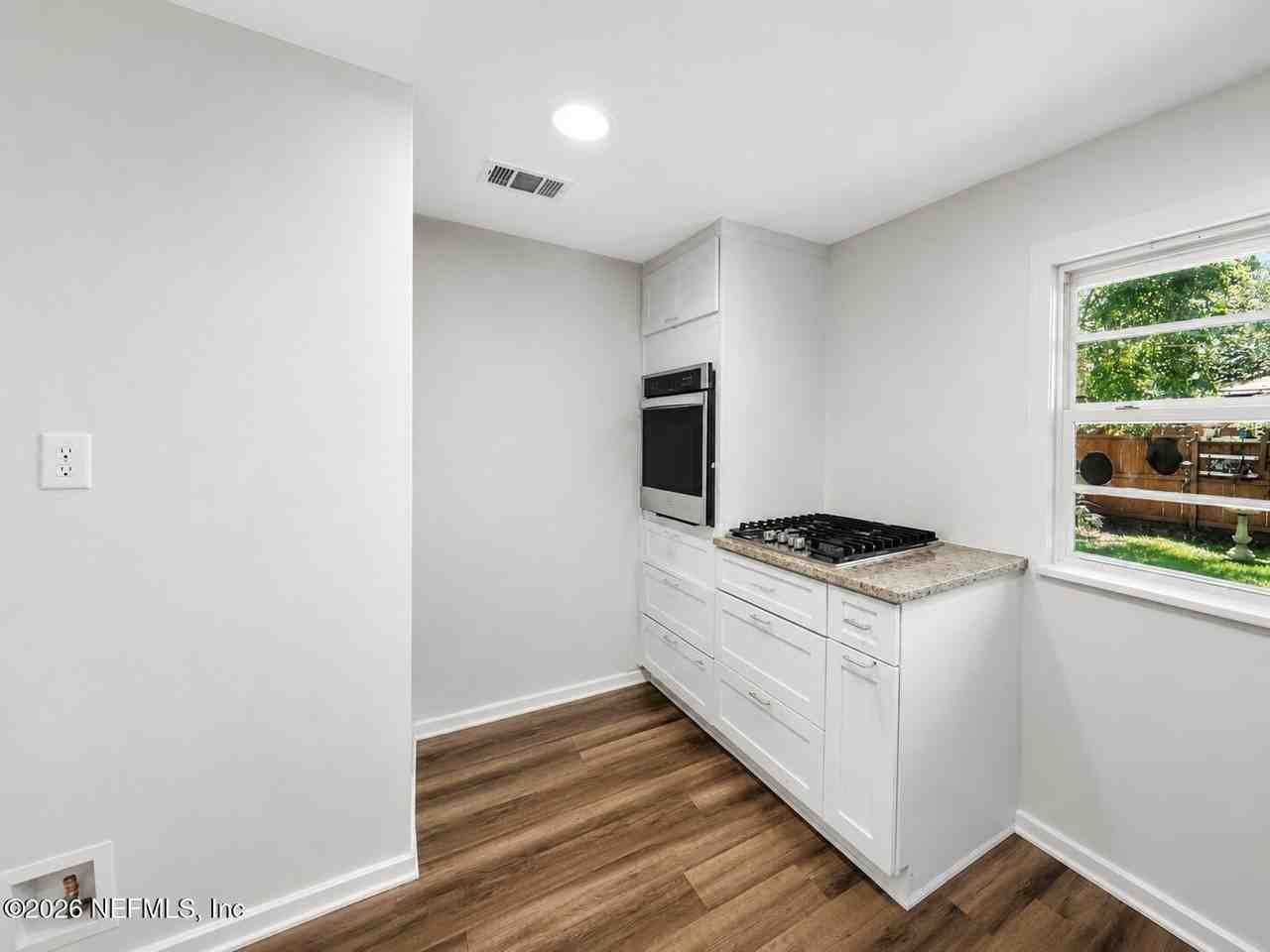 70 Robert St - Photo 3 of 9