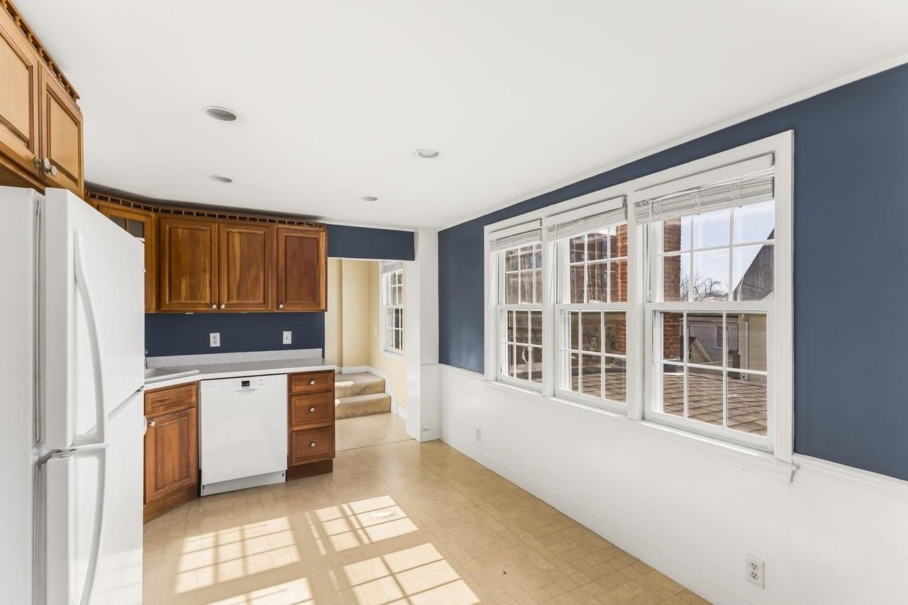 110 Court St #4 - Photo 5 of 24
