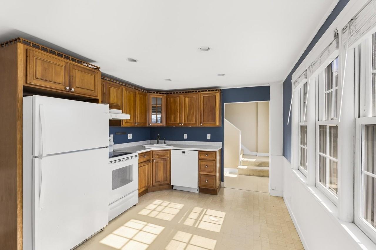110 Court St #4 - Photo 6 of 24