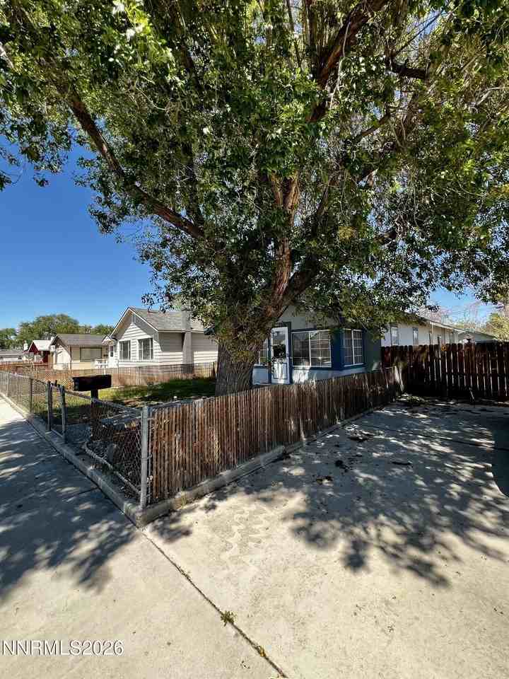 645 Churchill St - Photo 3 of 17