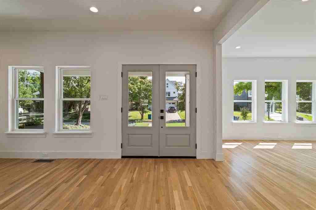 6255 Belmont Ave - Photo 4 of 39