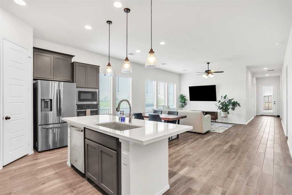 2029 Bally Oak Ln - Photo 2 of 23