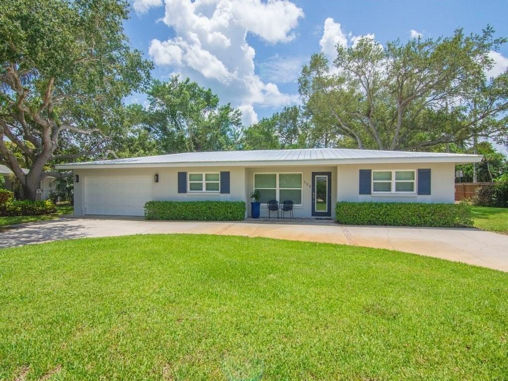 706 Iris Ln - Photo 2 of 32