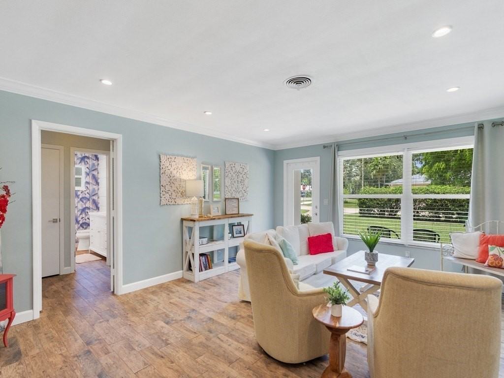 706 Iris Ln - Photo 3 of 32
