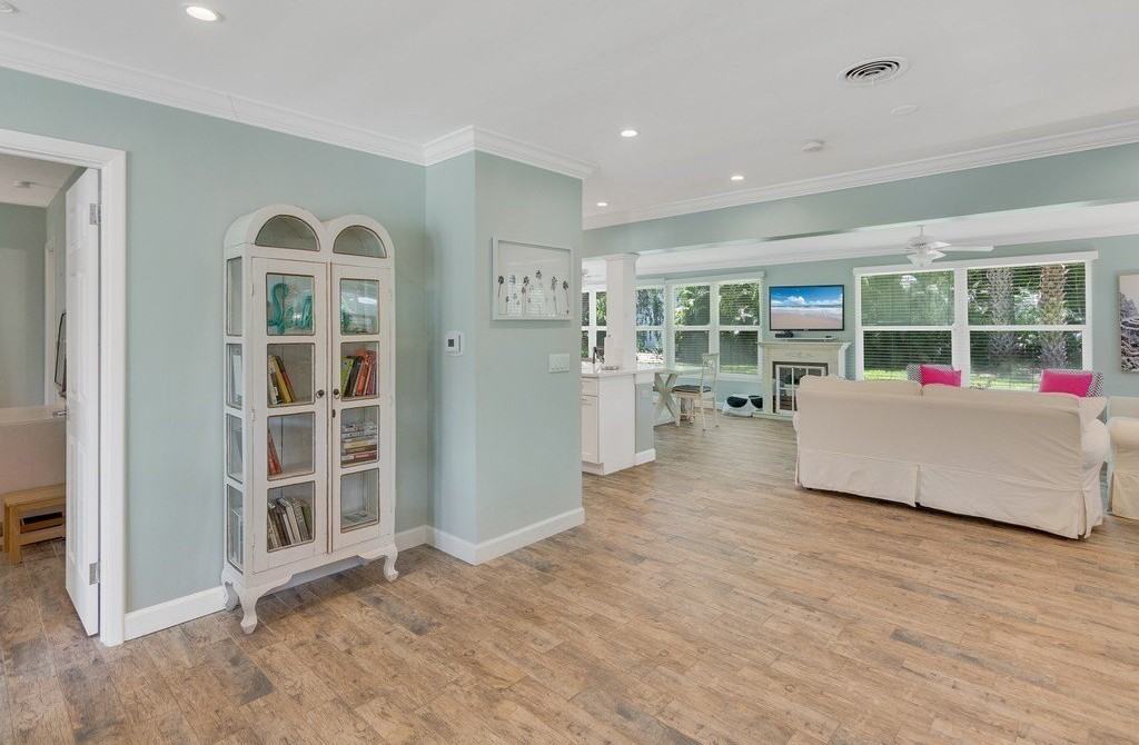 706 Iris Ln - Photo 6 of 32