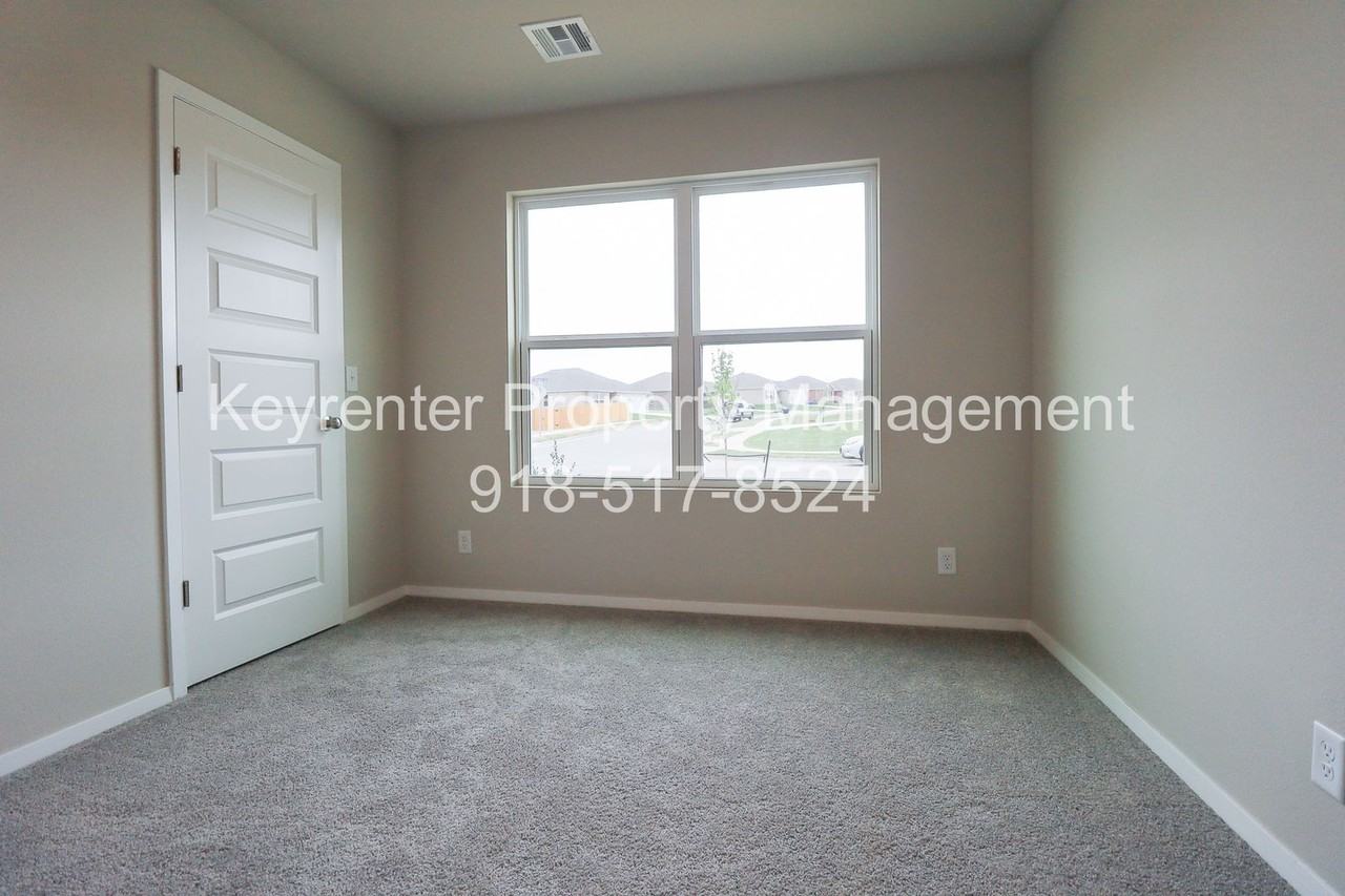 1327 E Honolulu Pl - Photo 4 of 36