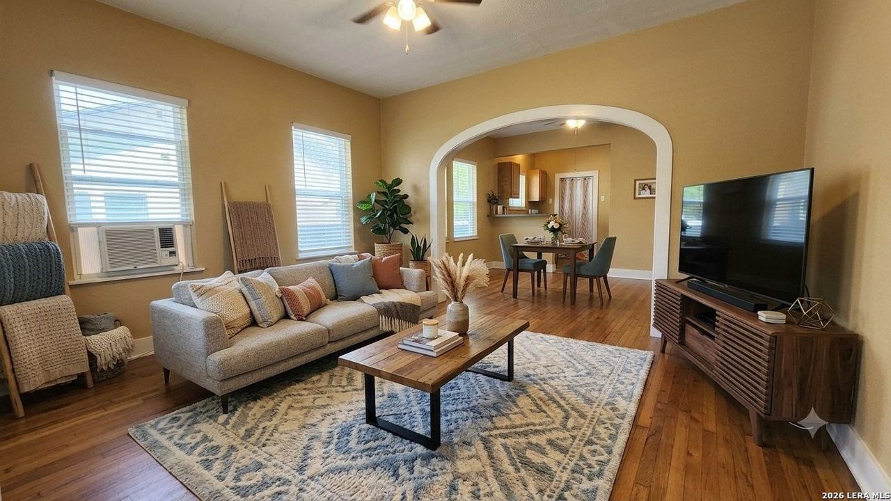 803 W Hollywood Ave - Photo 3 of 19