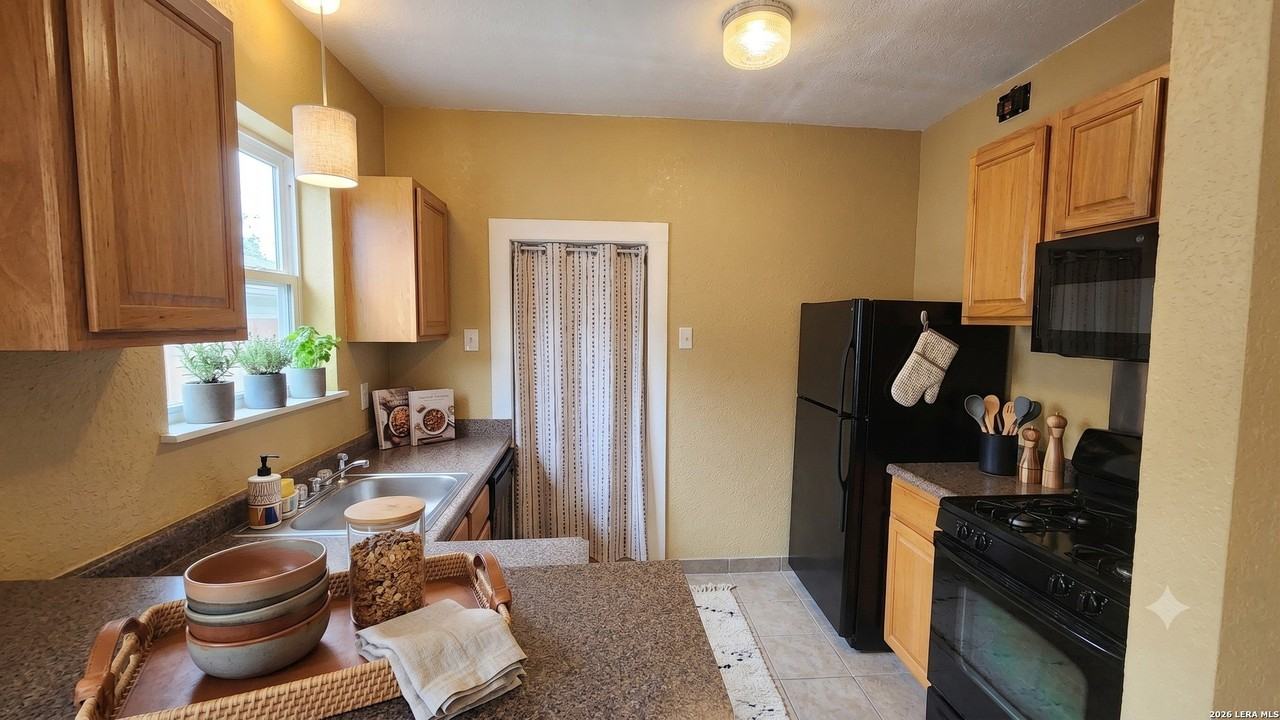 803 W Hollywood Ave - Photo 4 of 19