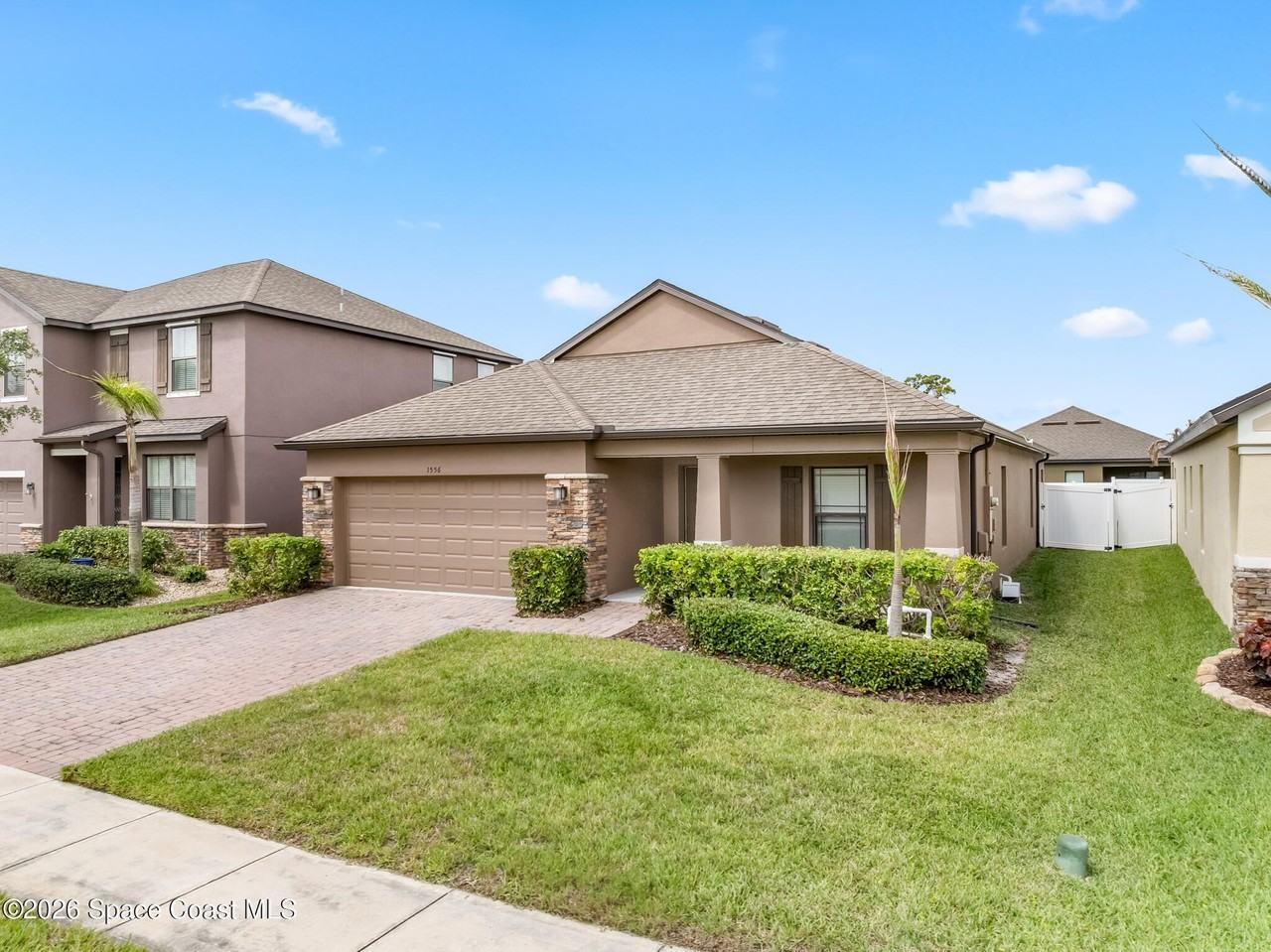 1556 Fuji Dr - Photo 2 of 30