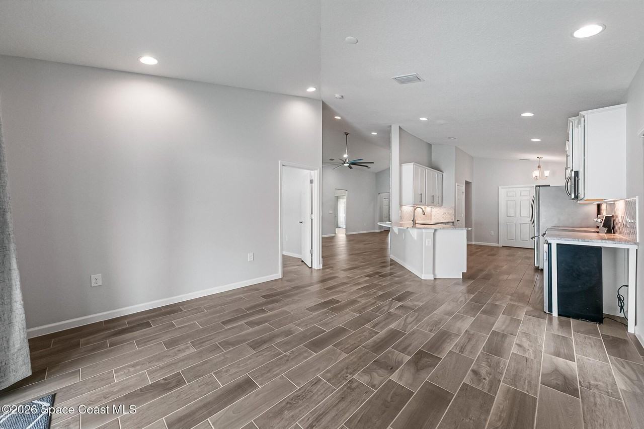 1556 Fuji Dr - Photo 3 of 30