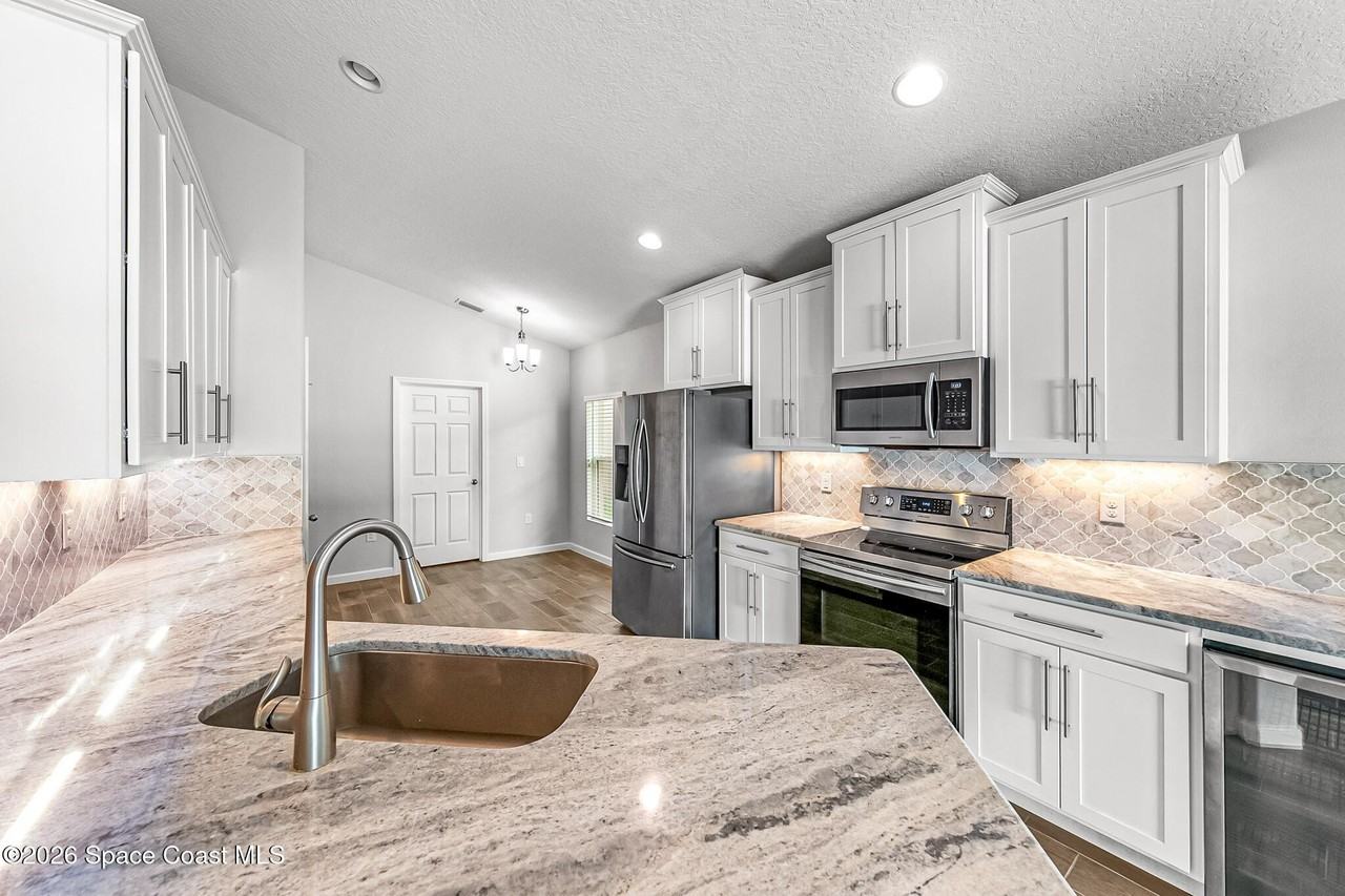 1556 Fuji Dr - Photo 5 of 30