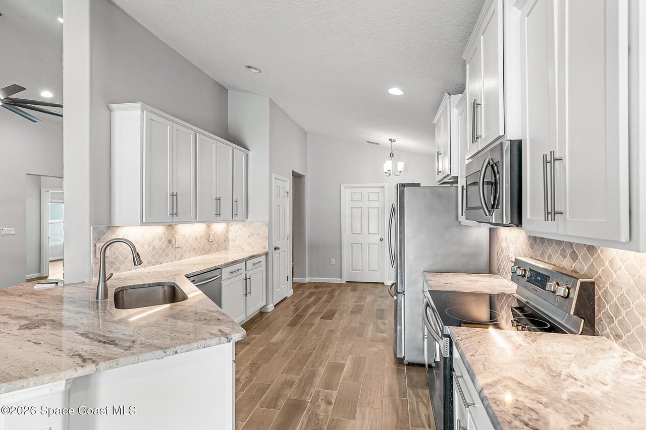 1556 Fuji Dr - Photo 6 of 30