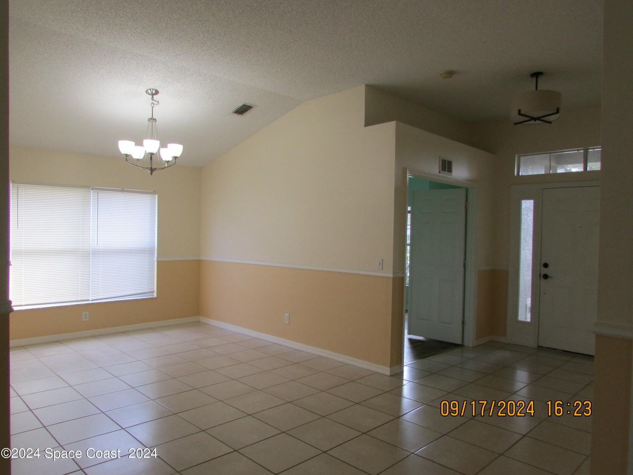 1065 Sedgewood Cir - Photo 4 of 41