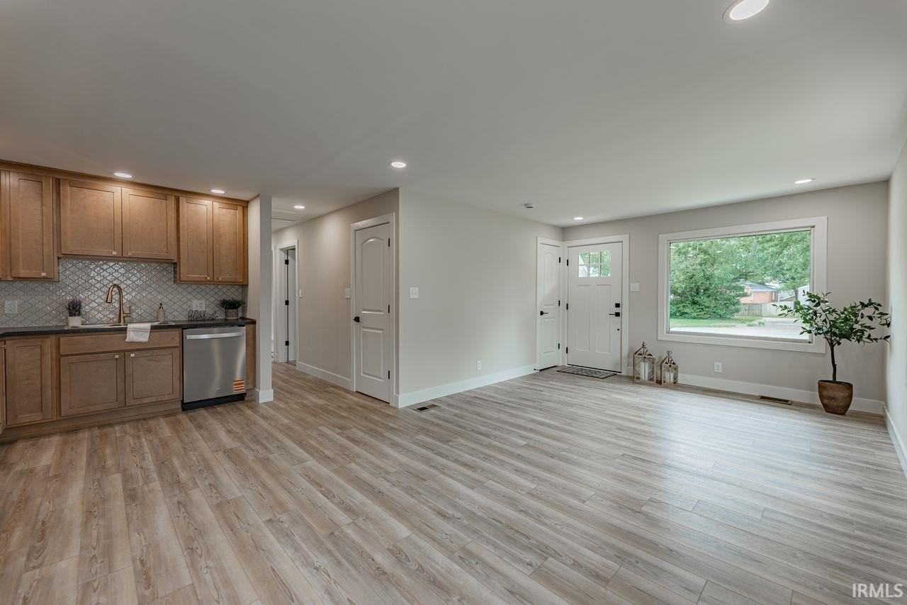 1628 E Blackford Ave - Photo 4 of 27