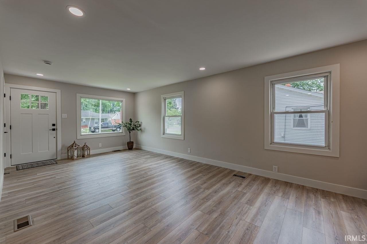 1628 E Blackford Ave - Photo 5 of 27
