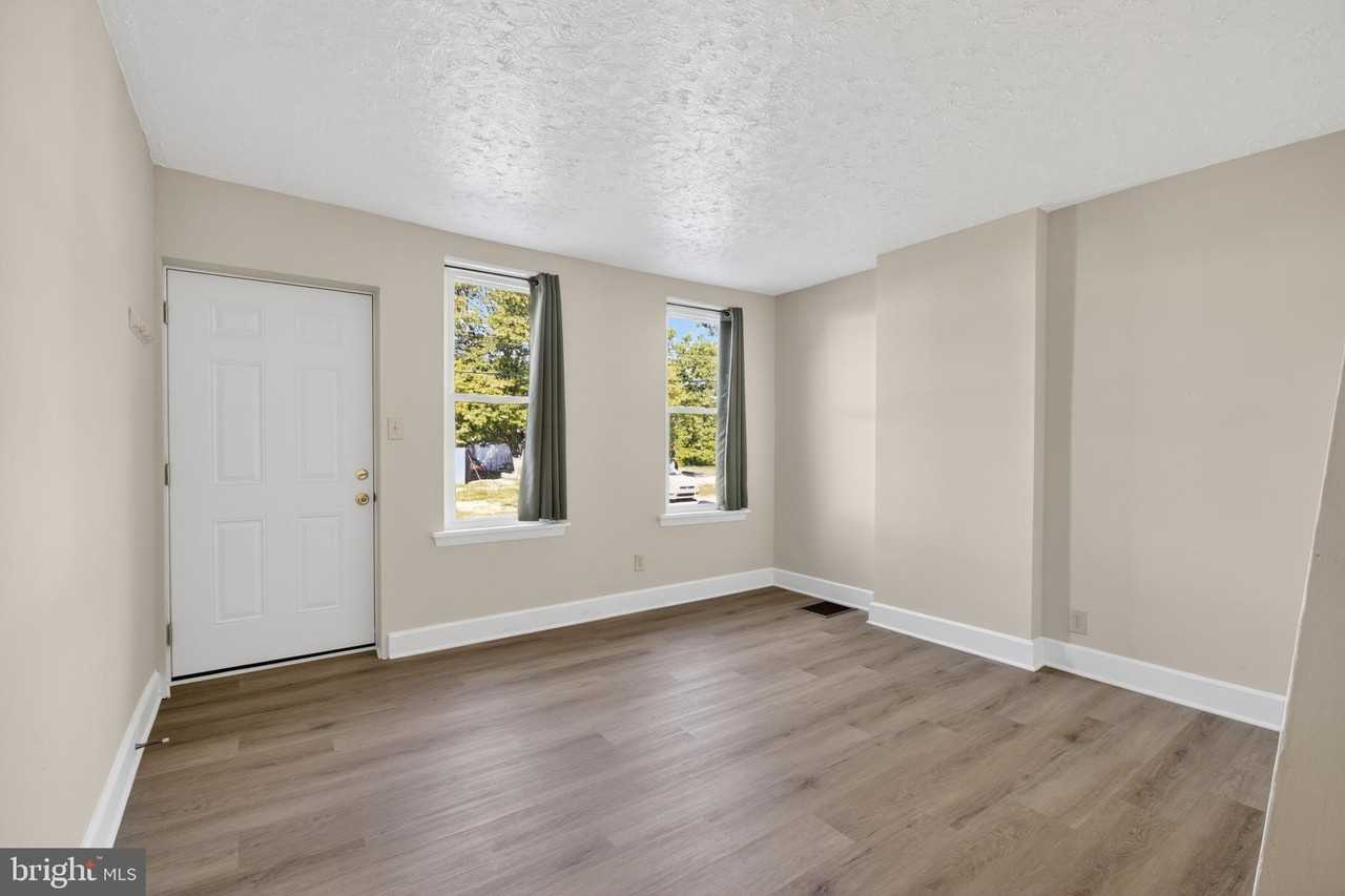 733 Center St - Photo 4 of 27