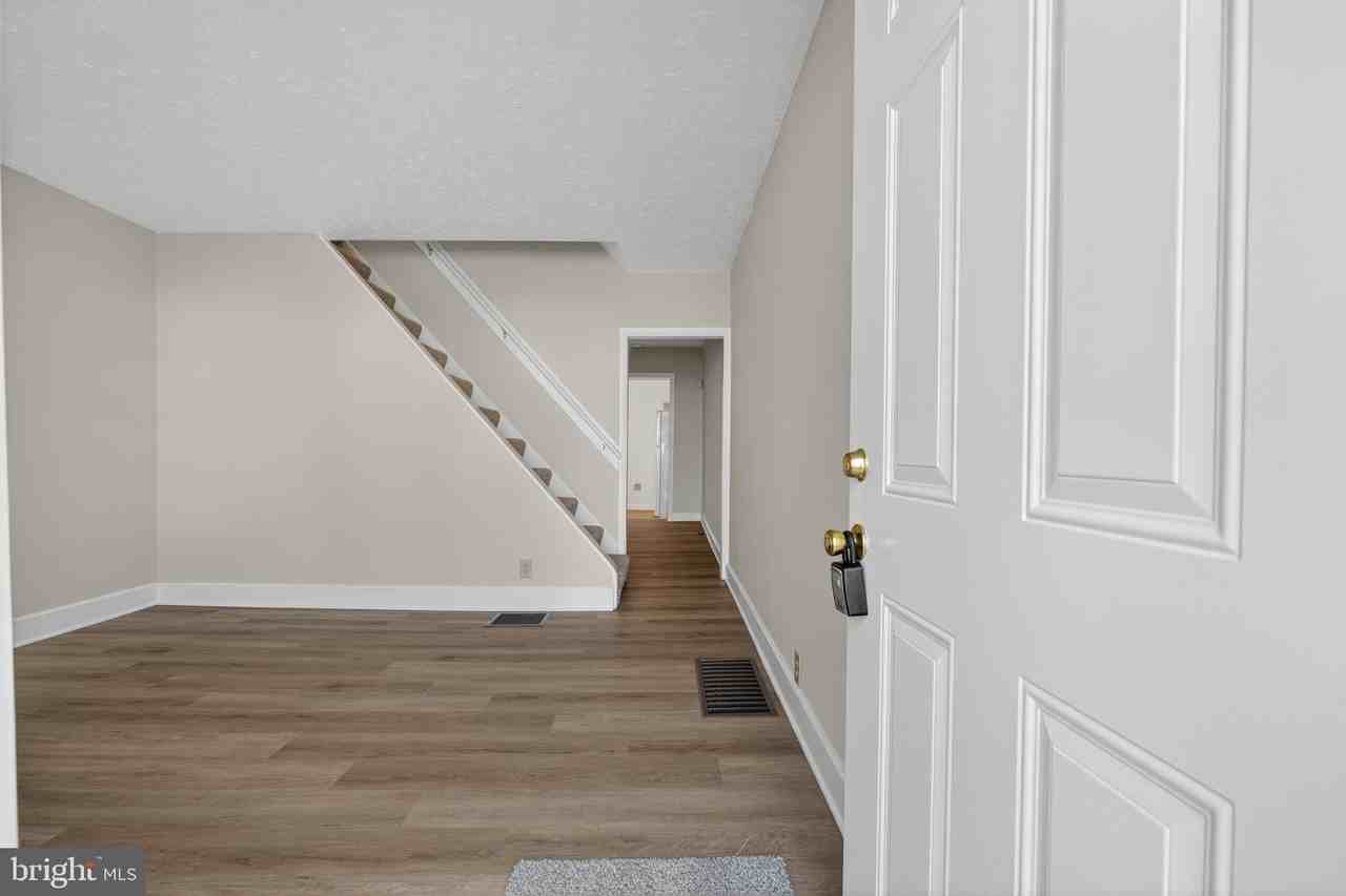 733 Center St - Photo 5 of 27