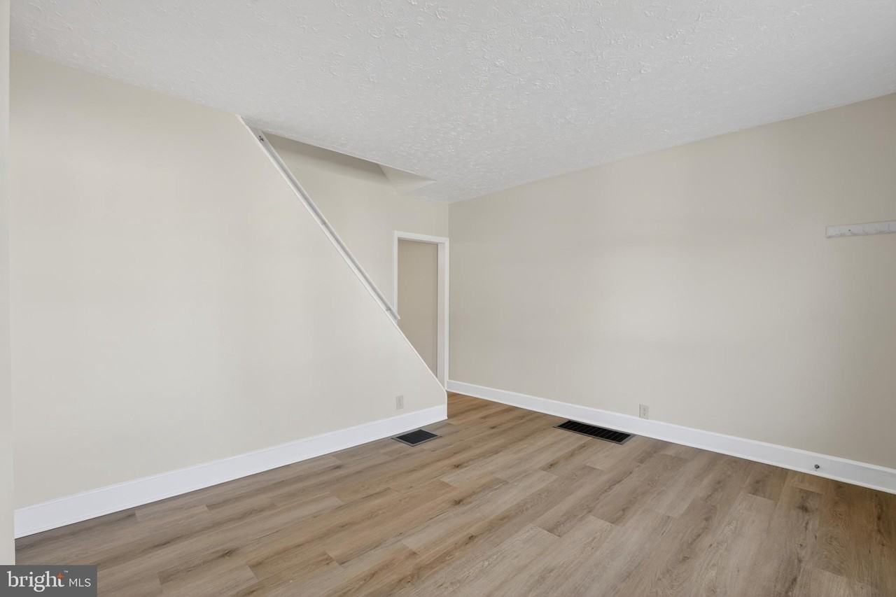 733 Center St - Photo 6 of 27