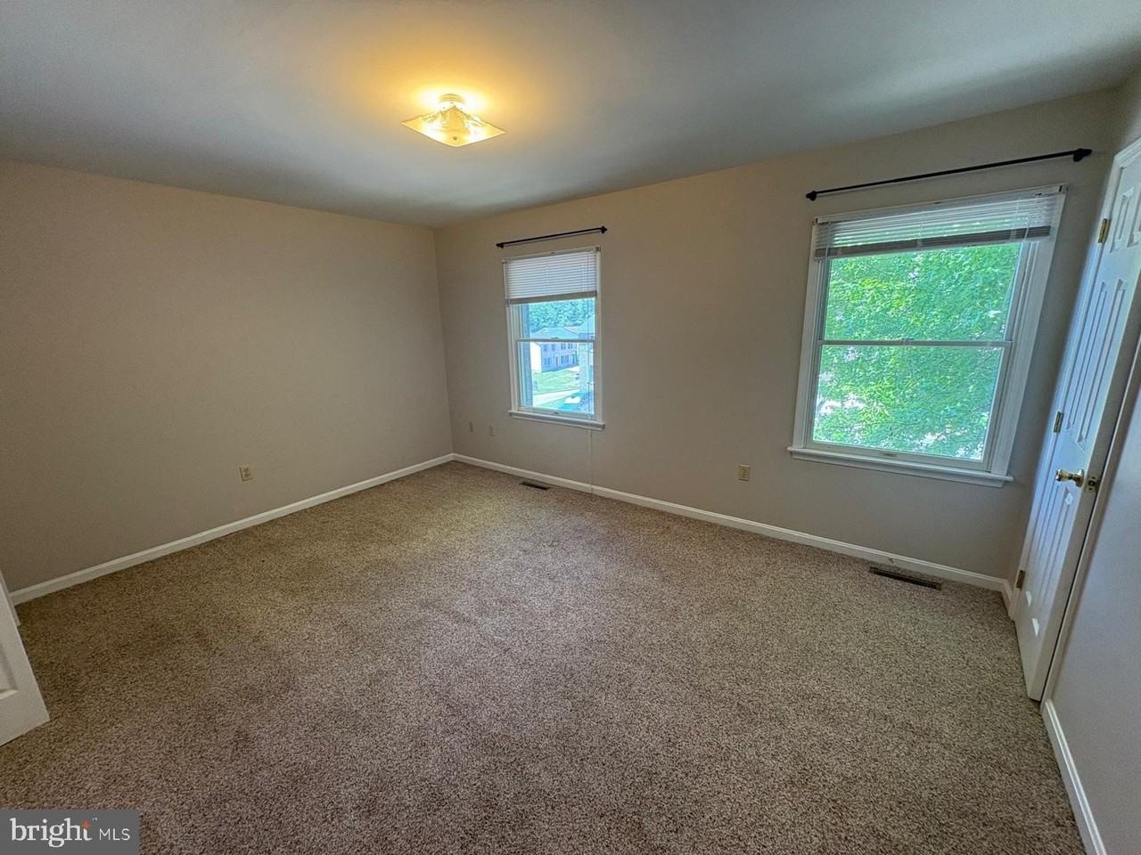 971 Monroe St - Photo 6 of 11