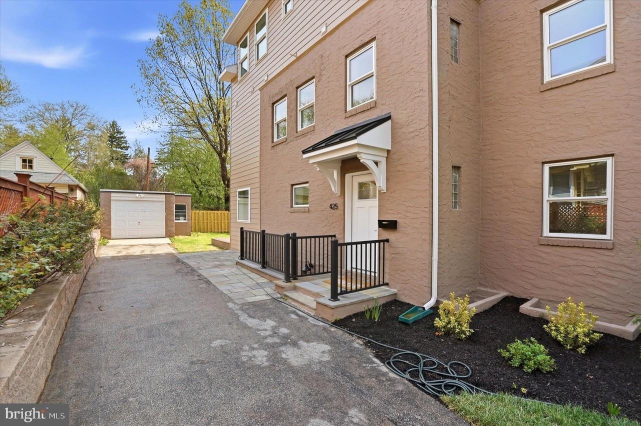 425 Grove Pl - Photo 2 of 35