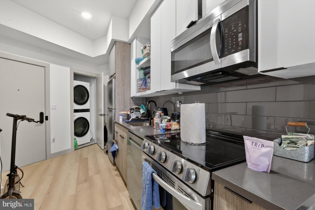689 N Broad St #302 - Photo 3 of 21