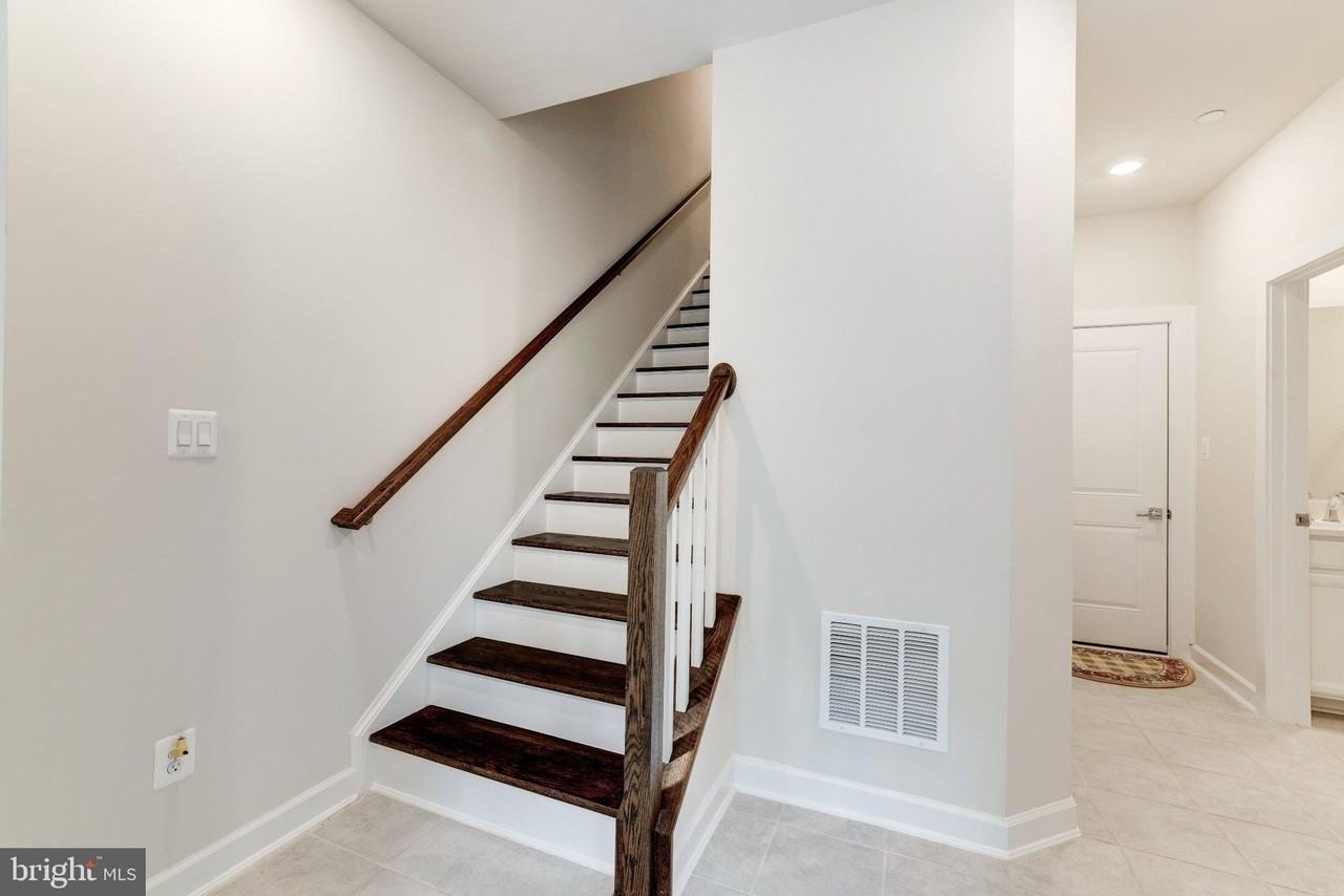 13036 Hattontown Sq - Photo 3 of 50