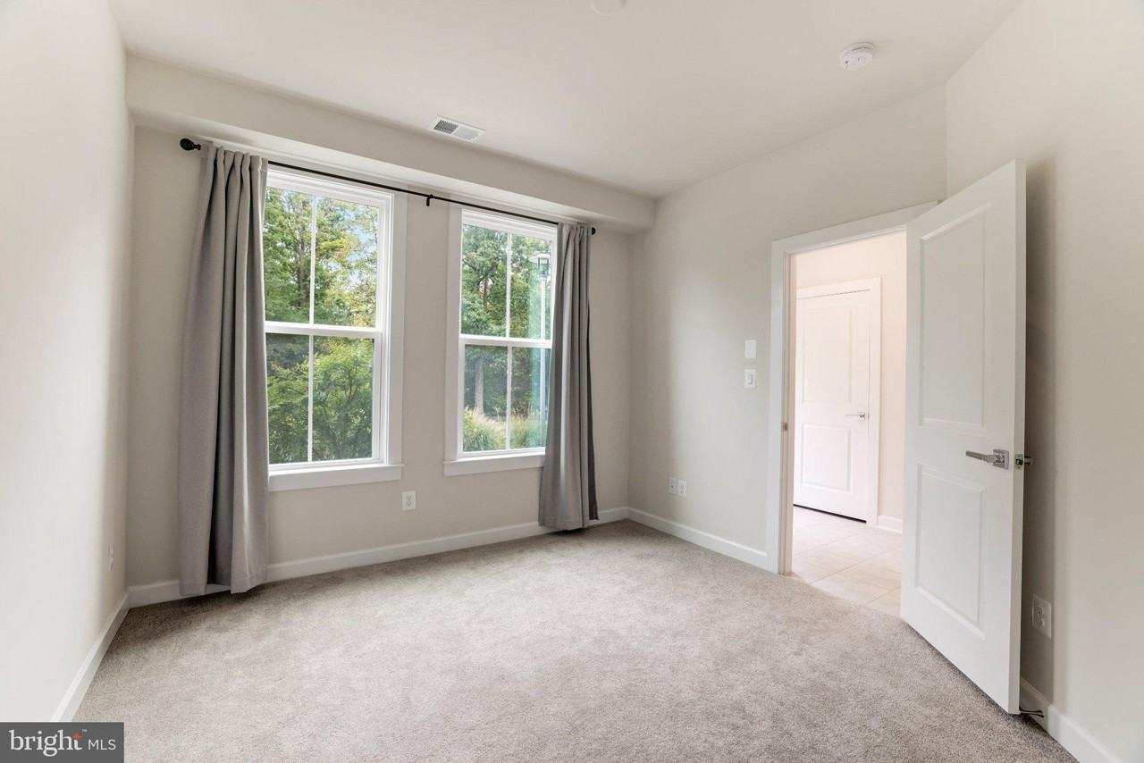 13036 Hattontown Sq - Photo 6 of 50