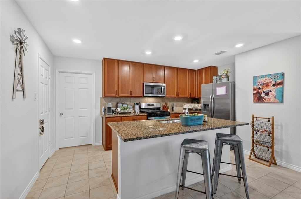 968 Burnett Dr - Photo 4 of 20