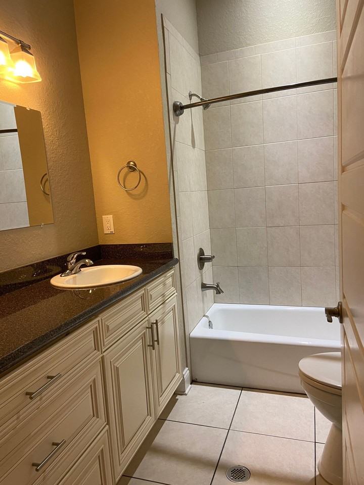 312 W Park St - Photo 5 of 24