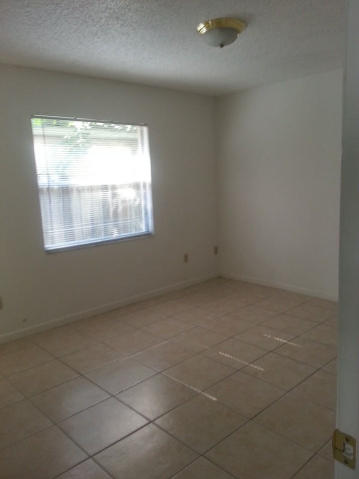 2452 E Illiana St - Photo 3 of 6