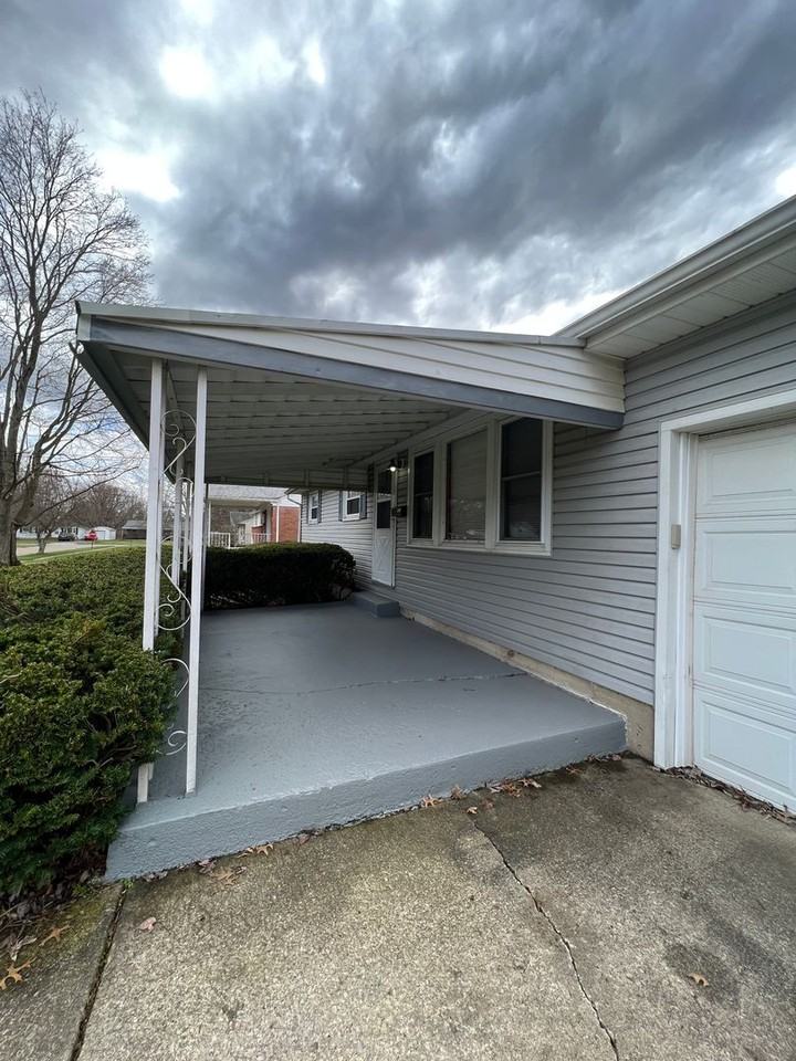 1046 Leslie Ln - Photo 2 of 17