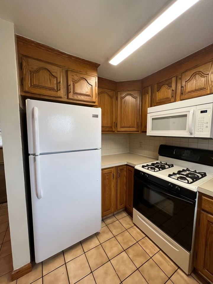 1046 Leslie Ln - Photo 4 of 17