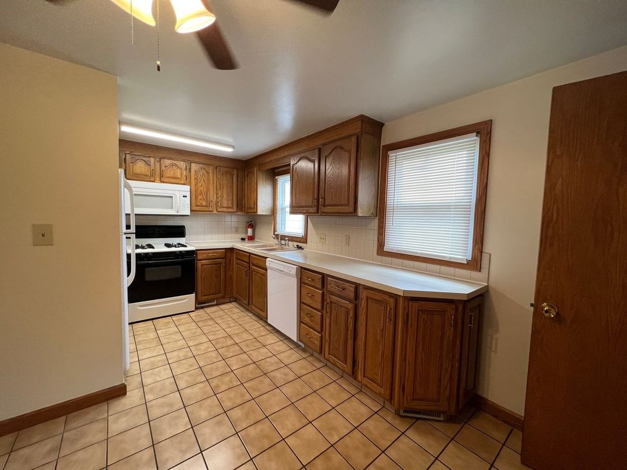 1046 Leslie Ln - Photo 5 of 17